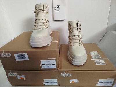 deux boîtes de chaussures empilées l'une sur l'autre sur une table