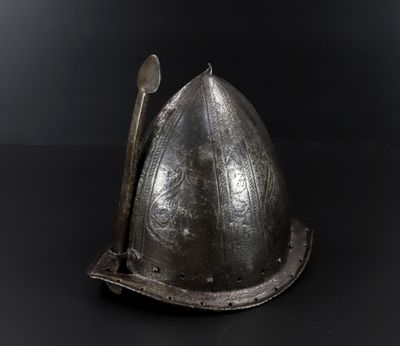 un gros plan d'un casque posé sur une surface noire