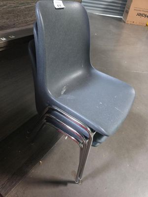 une chaise qui se trouve devant un bureau