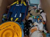 une boîte en carton remplie de vêtements et un chapeau jaune