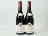 deux bouteilles de vin rouge posées l'une à côté de l'autre sur une surface blanche