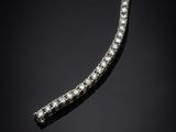 un collier de diamants sur fond noir