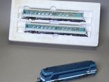 un wagon bleu et un wagon bleu posés sur une table