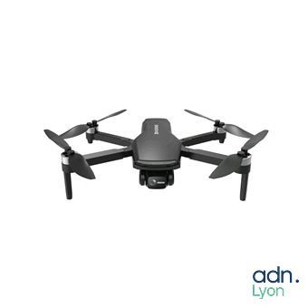 un drone noir à deux hélices sur fond blanc