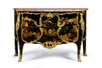 une photo d'une commode noire et dorée