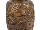 vase en bois sculpté sur fond blanc, avec un fond blanc