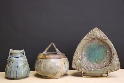 trois vases différents posés les uns à côté des autres sur une table