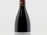 la bouteille de vin est posée sur une surface blanche