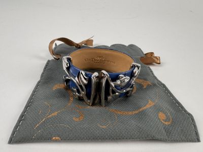 VAN DER BAUWEDE Manchette en cuir bleu et motif en applique …