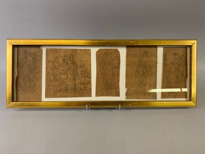 un tableau dans un cadre doré représentant un groupe de quatre personnages, accroché au mur