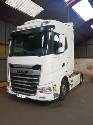 un camion blanc garé à l'intérieur d'un bâtiment