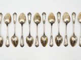 un lot de six cuillères en métal argenté