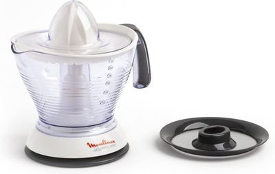 une image représentant un mixeur avec un extracteur de jus à côté