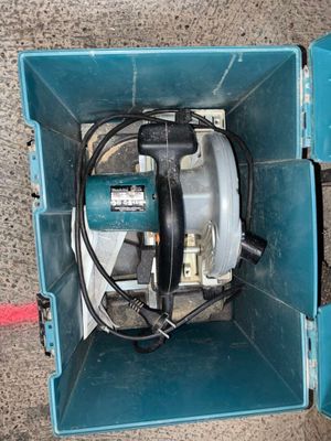 une petite boîte bleue contenant une pompe à eau