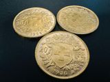 trois pièces d'or empilées les unes sur les autres sur une table