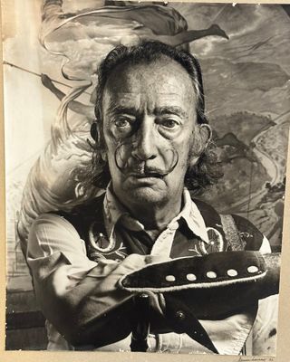 une vieille photo en noir et blanc d'un homme tenant une guitare