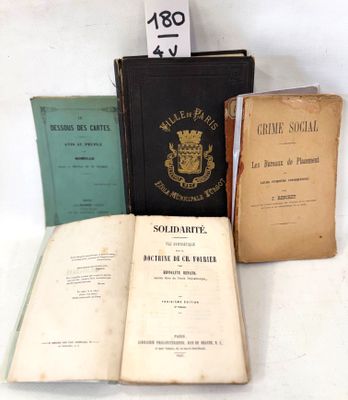 plusieurs vieux livres posés les uns sur les autres sur une table