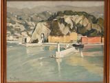 une peinture à l'huile représentant un bateau sur un plan d'eau, avec une montagne en arrière-plan