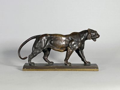 statue en bronze représentant une panthère, posée sur un socle en marbre