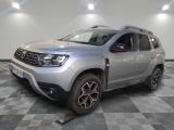 la dacia grise est garée sur un carrelage en damier