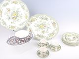 plusieurs assiettes et tasses posées sur une table