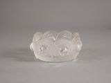 un bol en verre blanc orné d'un motif de poisson