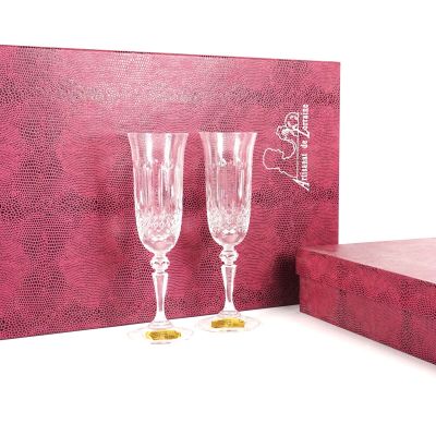 une paire de verres à vin dans un coffret cadeau, sur fond blanc