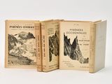 trois livres posés sur une surface blanche, avec une montagne en arrière-plan