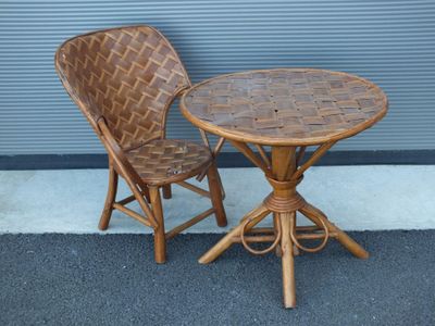 deux chaises et une table qui se trouvent à l'extérieur