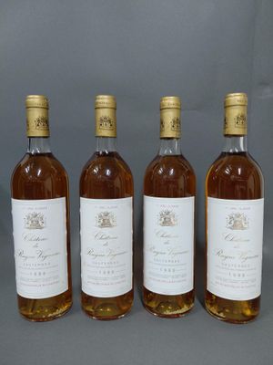 quatre bouteilles de vin sont alignées sur une table