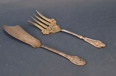 deux fourchettes et une cuillère posées sur une table