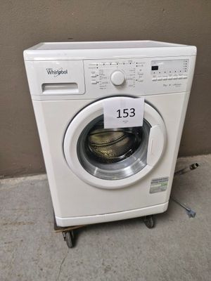 une machine à laver sur laquelle est apposée une étiquette de prix
