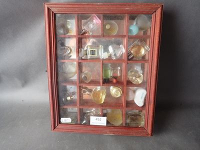 une photo d'une vitrine contenant de nombreux objets variés