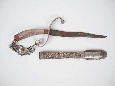 Malaisie, début XXe Poignard poignée et fourreau en métal ar…