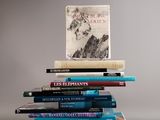 plusieurs livres sont empilés sur une table