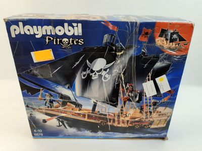 une boîte de Playmobil sur le thème des pirates, avec un bateau pirate représenté dessus