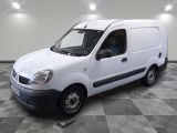 la photo d'une camionnette blanche garée dans un garage