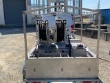une photo d'un camion avec une pompe à eau à l'arrière