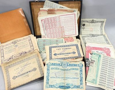 Plusieurs anciens certificats se trouvent dans une boîte en bois posée sur une table