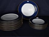un grand nombre d'assiettes posées sur une table