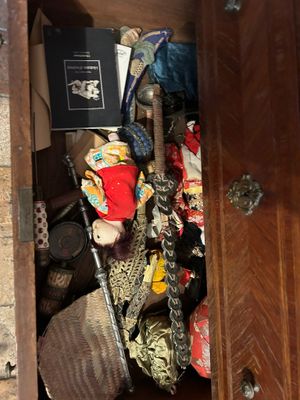 une armoire en bois contenant tout un tas d'objets