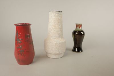 trois vases posés l'un à côté de l'autre sur une table