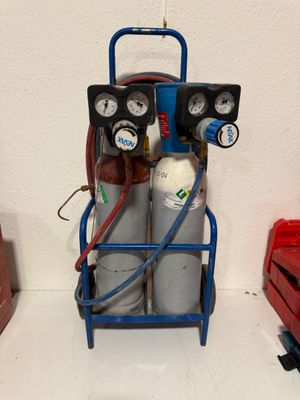 un chariot bleu sur lequel sont posées deux bouteilles d'oxygène