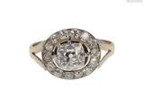 gros plan d'une bague en diamant sur fond blanc