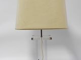 une lampe de table en acrylique transparent avec un abat-jour beige