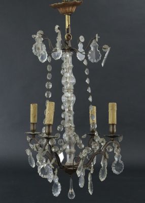 Lustre à pampilles à quatre lumières agrémenté de guirlandes…