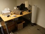 un bureau sur lequel se trouvent de nombreuses boîtes