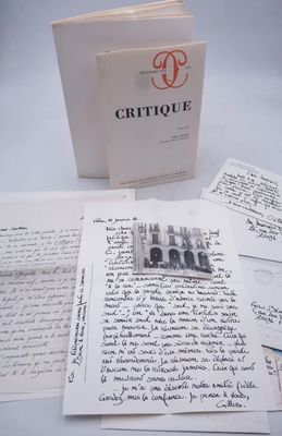 un livre sur lequel on peut lire quelque chose, posé sur une table