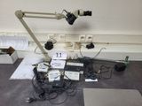 une lampe de bureau posée sur une pile de fils