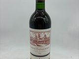 une bouteille de vin posée sur une table